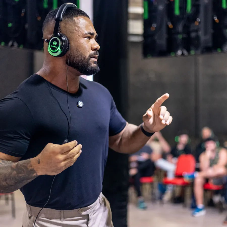 Palestrante conduzindo curso com fones de tradução simultânea