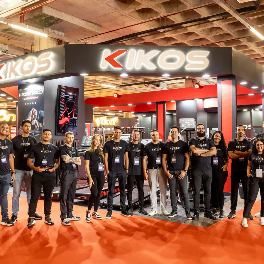Equipe da Kikos no estande da feira