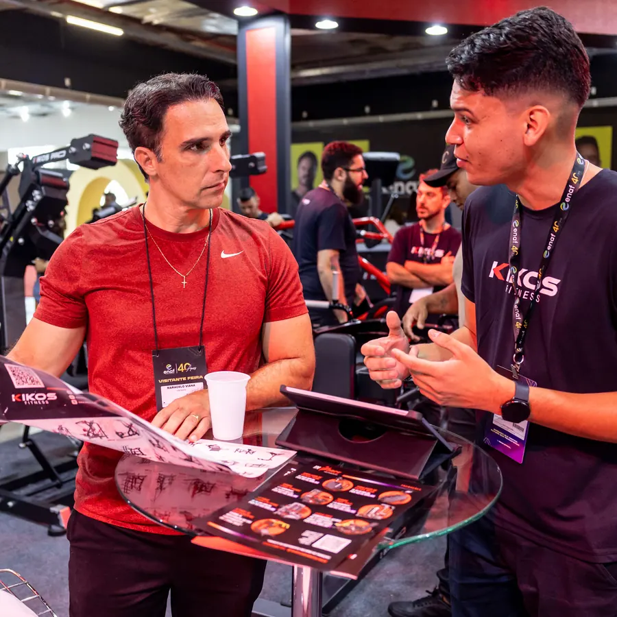Visitantes conversando com expositor na feira