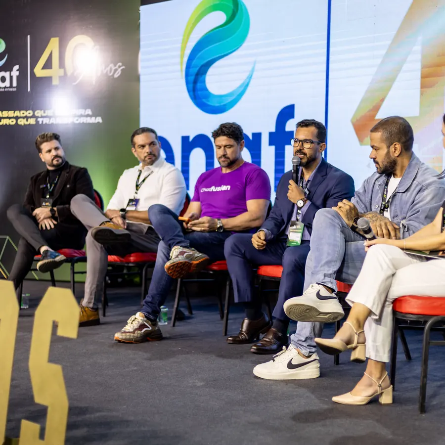 Painel com convidados no palco principal