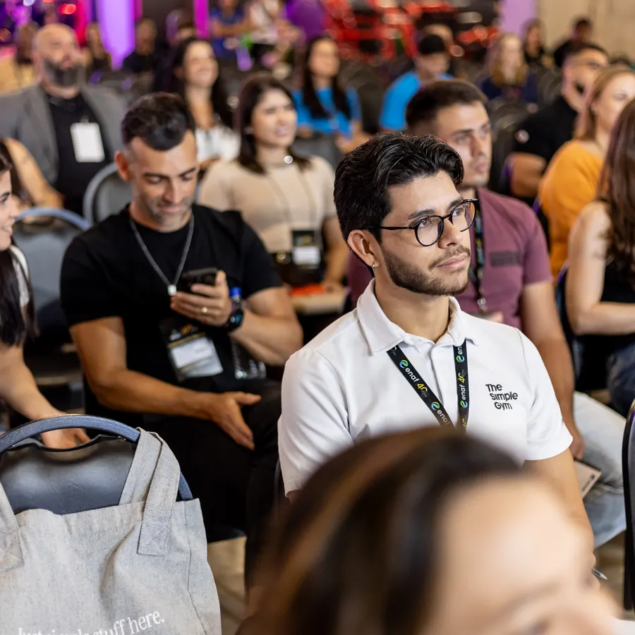Público assistindo a uma palestra